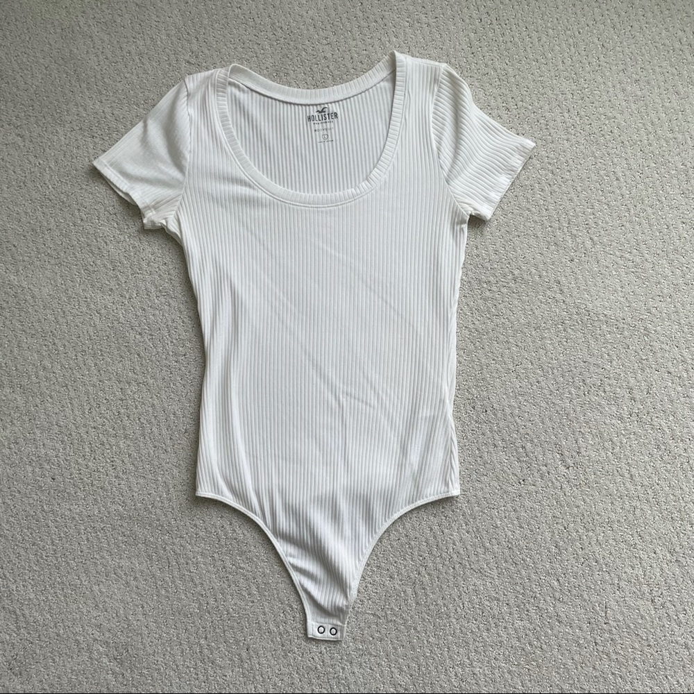 🏷🚨ALL ITEMS $6 or less BUY 2 get 1 FREE! 🚨🏷 White ribbed Hollister bodysuit